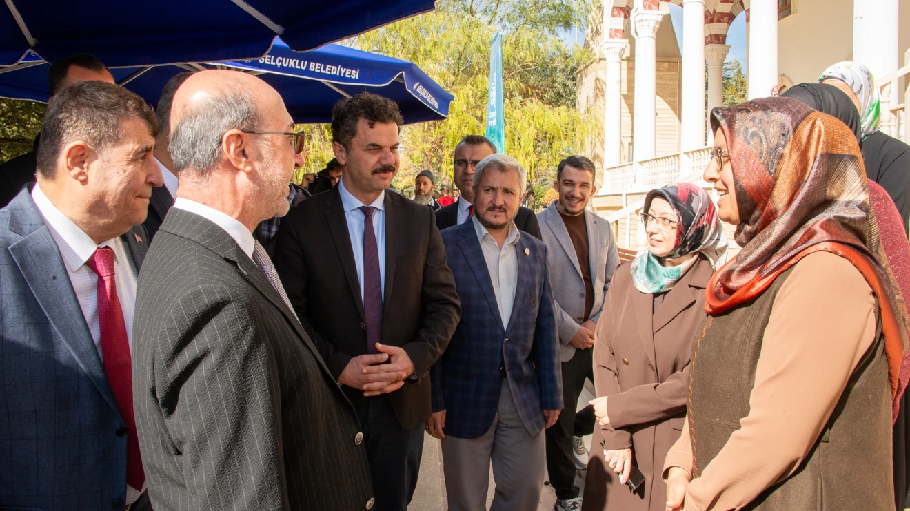 Başkan Pekyatırmacı ve Rektör Yılmaz, cuma namazı sonrası öğrenciler ve personelle buluştu